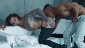 Noir Male: Ebony Zario Travezz is muscled jock