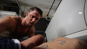 Bromo US: Brown hair mechanic american Skyy Knox bareback toys