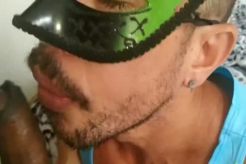 Rucinho Da Academia Me Viu No Vestiário, E Quis Provar Da Piroca E Acabou Ganhando Leite No Peito E Na Boca.