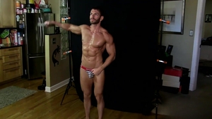 americanmusclehunks: Muscles Flexing for More